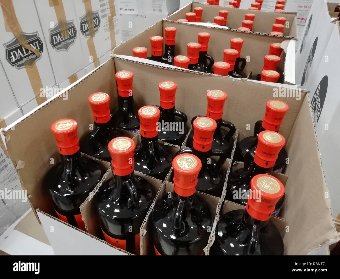 La RUSSIA, URAL - DICEMBRE 2018, bottiglie di vetro, diverse bottiglie in una scatola, colli con un turacciolo. Vendita di liquidazione, la chiusura, affare vendita, give-away Foto Stock