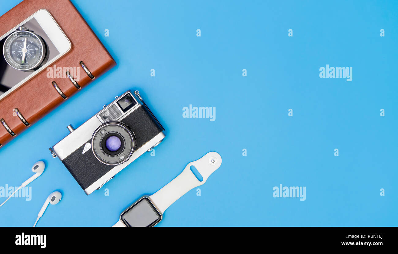 Oggetti da viaggio e gadget per traveler sulla copia blu sullo sfondo dello  spazio Foto stock - Alamy