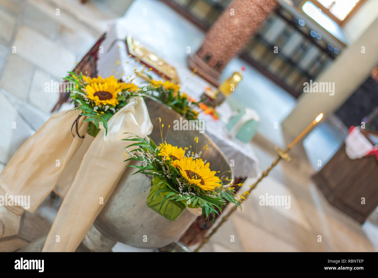 Decorazione di semi di girasole in chiesa durante la cerimonia di battesimo in Bulgaria Foto Stock