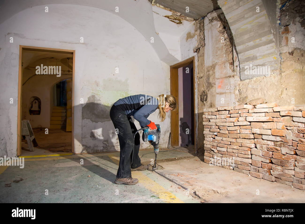 La donna lavora con jackhammer Foto Stock