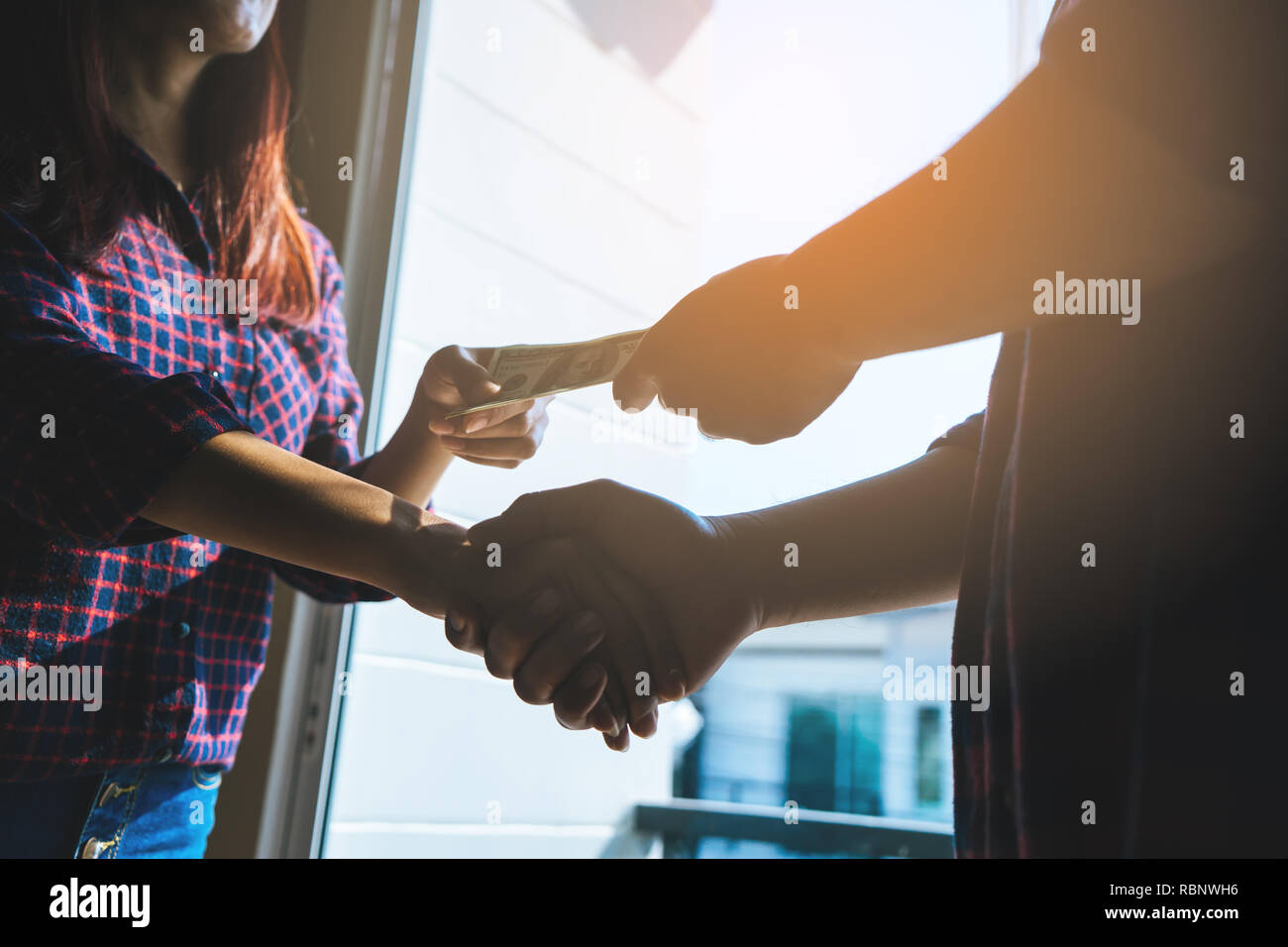 Trading di denaro per la trattativa per corruzione o accordo, senza volto Foto Stock