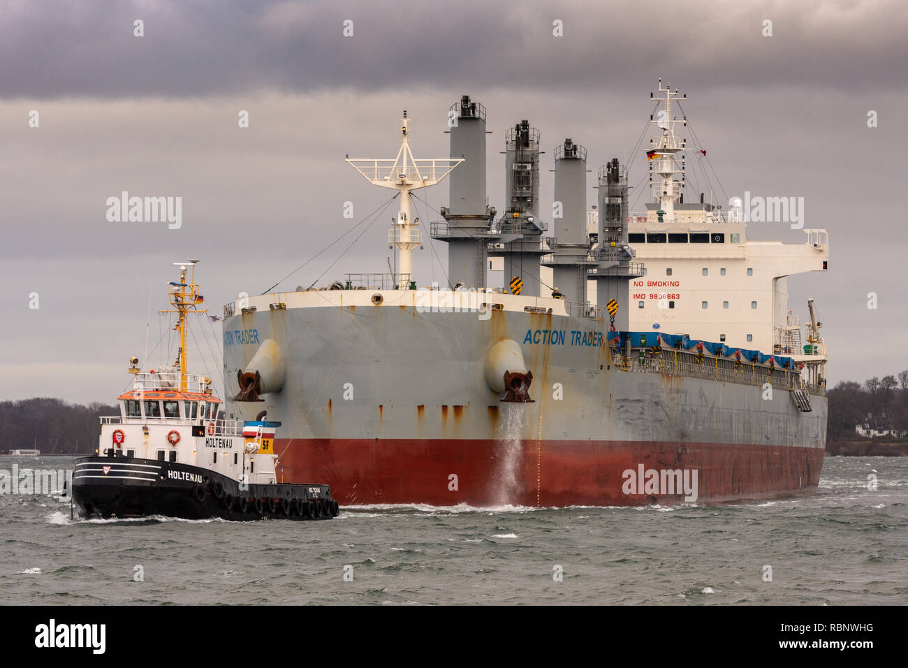 Handysize azione bulkcarrier Trader di entrare Holtenau serrature (Canale di Kiel) Foto Stock