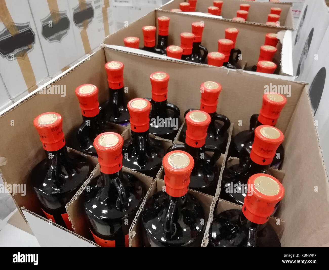 Le bottiglie di vetro, diverse bottiglie in una scatola, colli con un turacciolo. Vendita di liquidazione, la chiusura, affare vendita, give-away Foto Stock