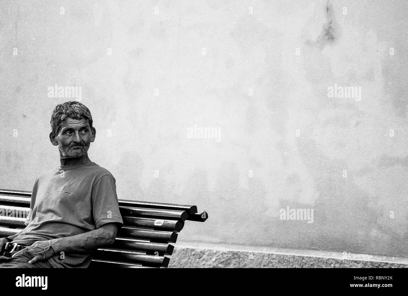 Genova-luglio 11:l'uomo non identificato sittting su un banco nella città vecchia,Genova,l'Italia,Luglio,2006. Foto Stock