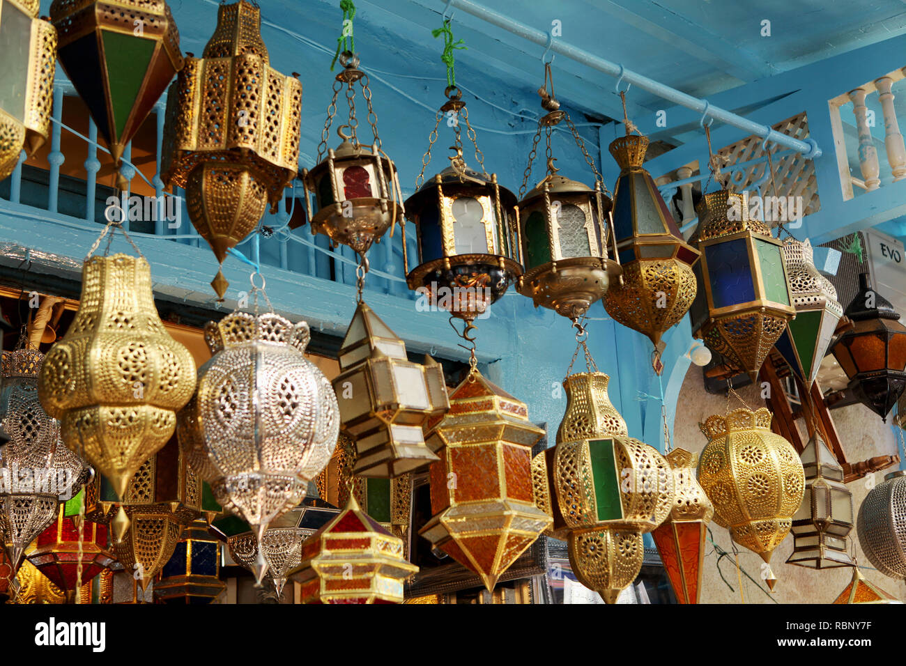 Tipico arabo tradizionali lampade ad appendere in negozio nella Medina di Tunisi Foto Stock