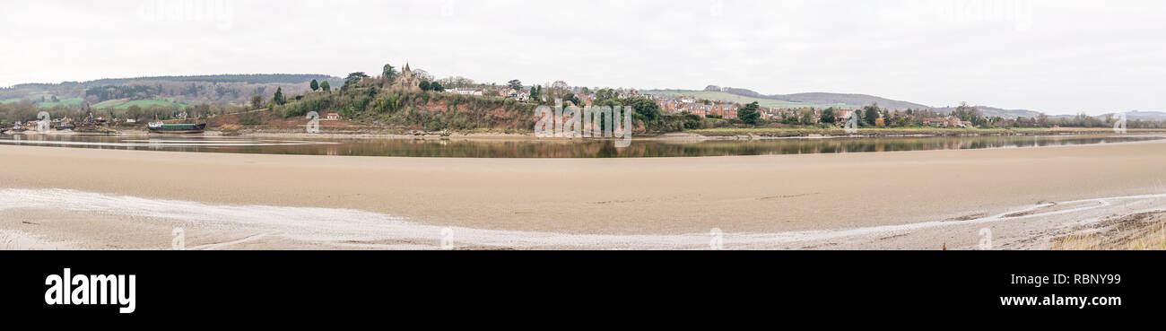 Vista panoramica di Scandicci ha sul Severn da Arlingham sulle rive del fiume Severn, Gloucestershire, Regno Unito Foto Stock
