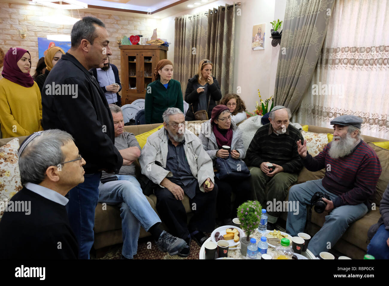 I membri dell'organizzazione anti-razzismo israeliana Tag Meir parlano durante una visita di solidarietà ai membri della famiglia di Aisha Mohammed Rabi, nel villaggio palestinese di Biddya, che è stato ucciso dopo che i giovani coloni israeliani hanno gettato pietre sul suo veicolo a sud di Nablus, la coalizione Tag Meir, guidato dalla comunità religiosa sionista di Israele, mira a evidenziare e contrastare il razzismo e la violenza degli attacchi di Tag Mechir (Price Tag) perpetrati dagli estremisti ebrei contro gli arabi Foto Stock