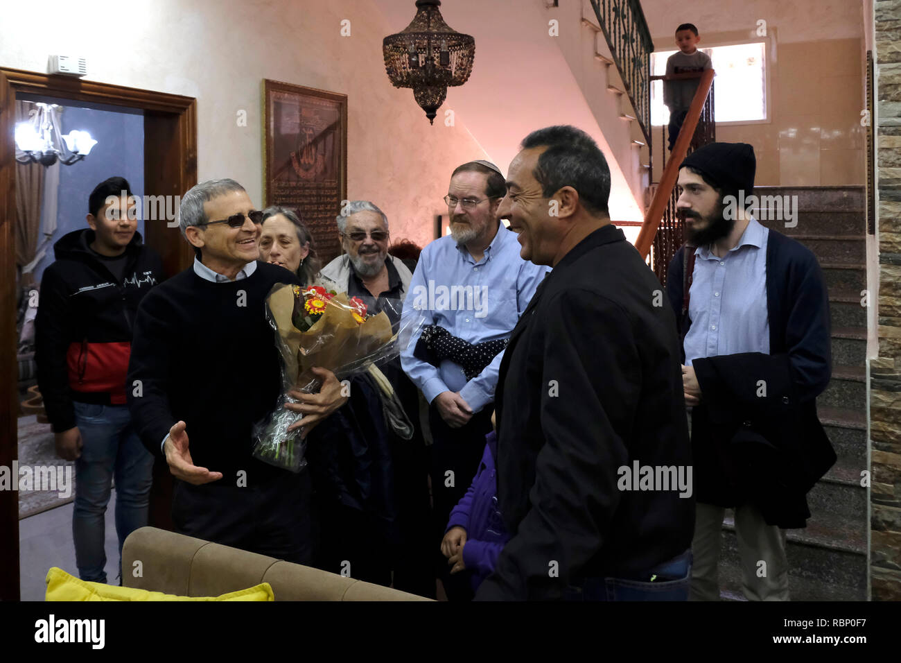 I membri dell'organizzazione israeliana anti-razzismo Tag Meir, partecipano ad una visita di solidarietà alla famiglia di Aisha Mohammed Rabi, nel villaggio palestinese di Biddya, che è stata uccisa dopo che i giovani coloni israeliani hanno gettato pietre sul suo veicolo a sud di Nablus, la coalizione Tag Meir, guidato dalla comunità religiosa sionista di Israele, mira a evidenziare e contrastare il razzismo e la violenza degli attacchi di Tag Mechir (Price Tag) perpetrati dagli estremisti ebrei contro gli arabi Foto Stock
