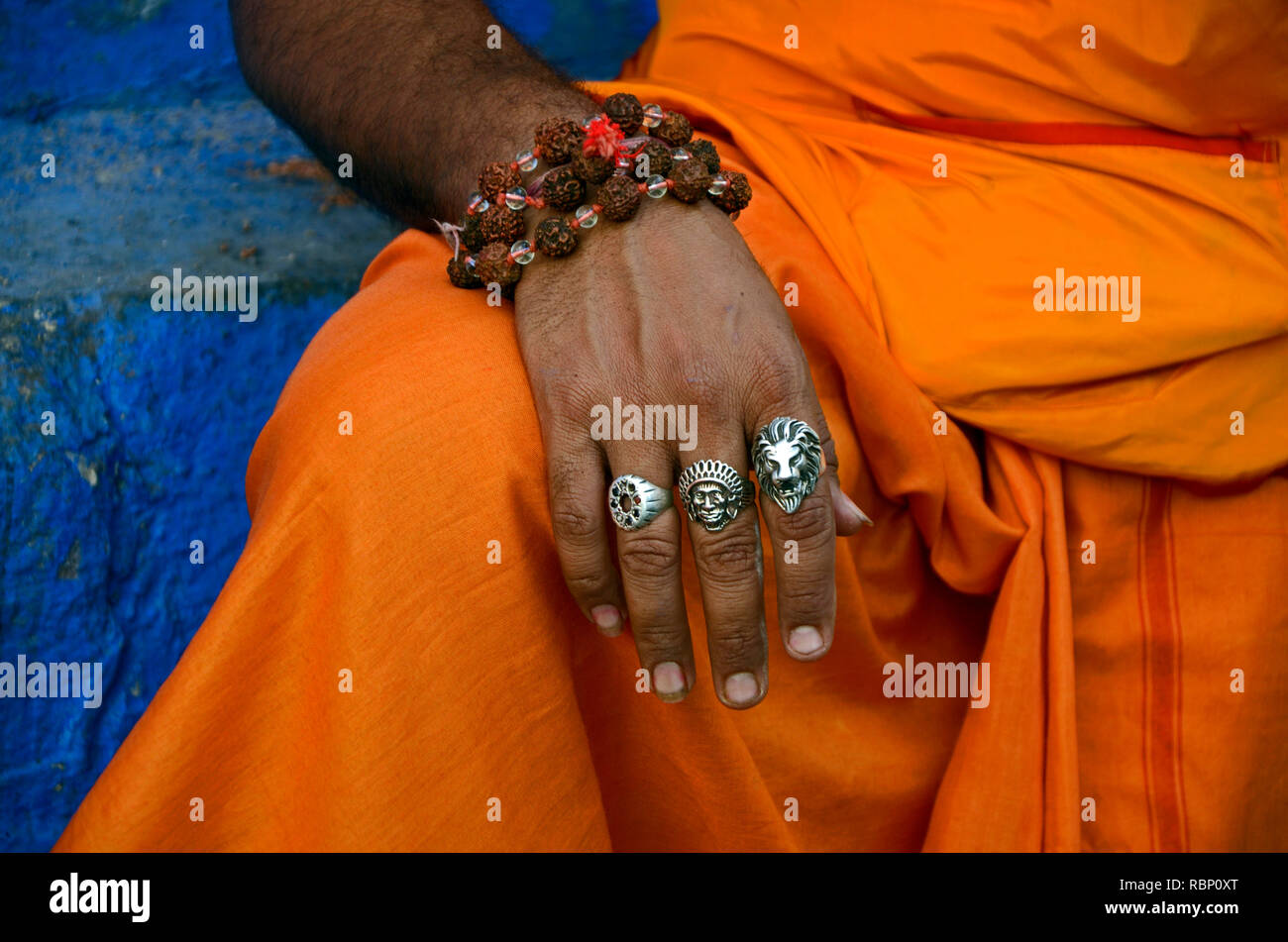 Anelli argento perle rudraksha mano del sacerdote, Jodhpur, Rajasthan,  India, Asia Foto stock - Alamy