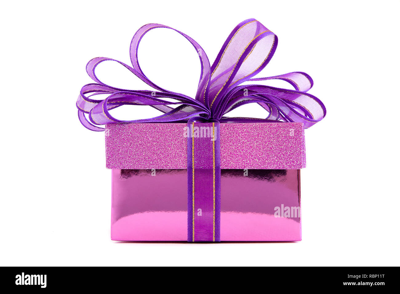 Una bella confezione regalo viola con nastro viola e dorato, isolato su sfondo bianco. Foto Stock