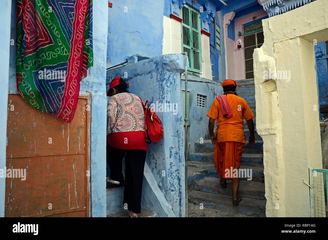 La donna e il vecchio sacerdote a piedi, Jodhpur, Rajasthan, India, Asia Foto Stock