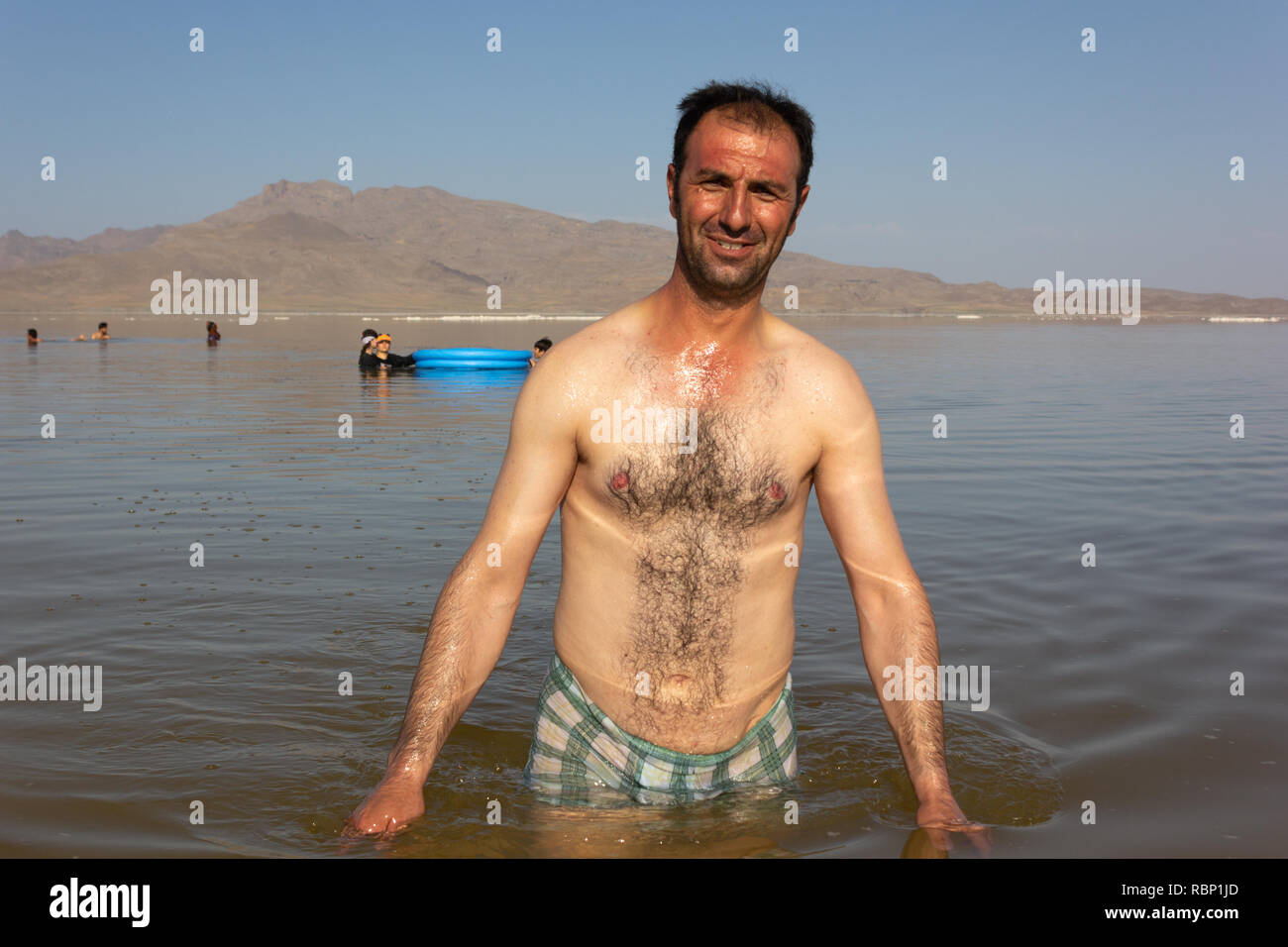 Un uomo è percorribile a piedi in acque poco profonde di Salt Lake Urmia, West Azerbaijan provincia, Iran Foto Stock
