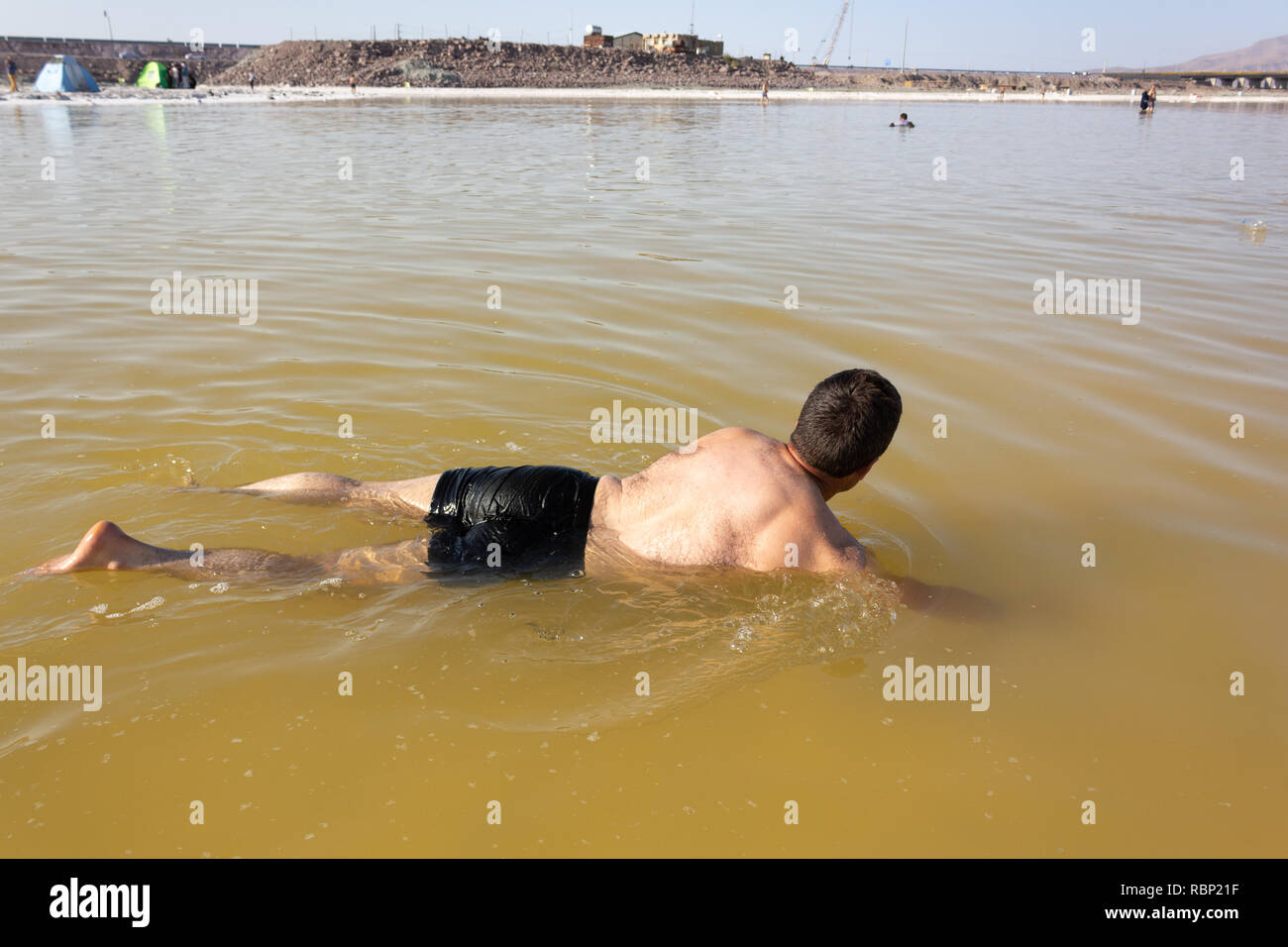 Un uomo è nuotare nel sale Urmia Lake, West Azerbaijan provincia, Iran Foto Stock