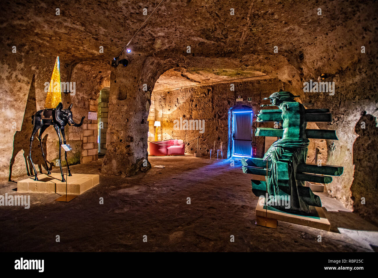 Italia Basilicata Matera - Sasso Barisano Complesso Monumentale rupestre di Madonna delle Virtù e San Nicola dei Greci - San Nicola dei Greci-exposition Salvador Dalì Foto Stock