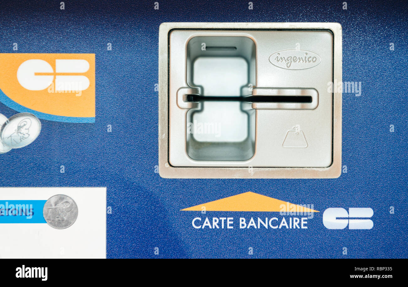 Parigi, Francia - Settembre 29, 2014: Inserire credit auto foro su atm distributore a specifico dispositivo elettronico Foto Stock
