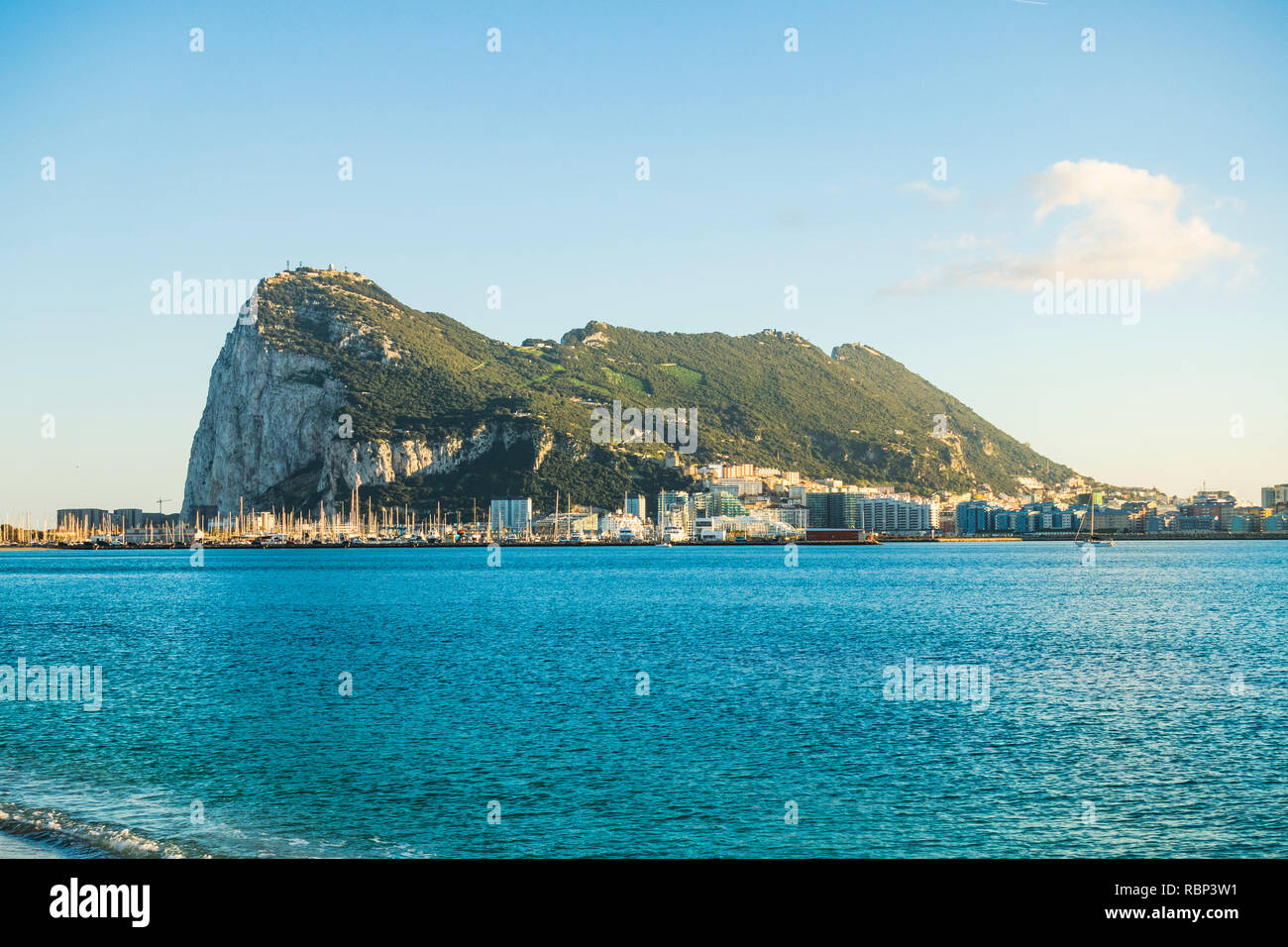 Gibilterra rock, Western faccia della rocca di Gibilterra dalla baia di Algeciras. Il rock britannico, Territorio di Oltremare, Gibilterra, Gib, UK. Foto Stock