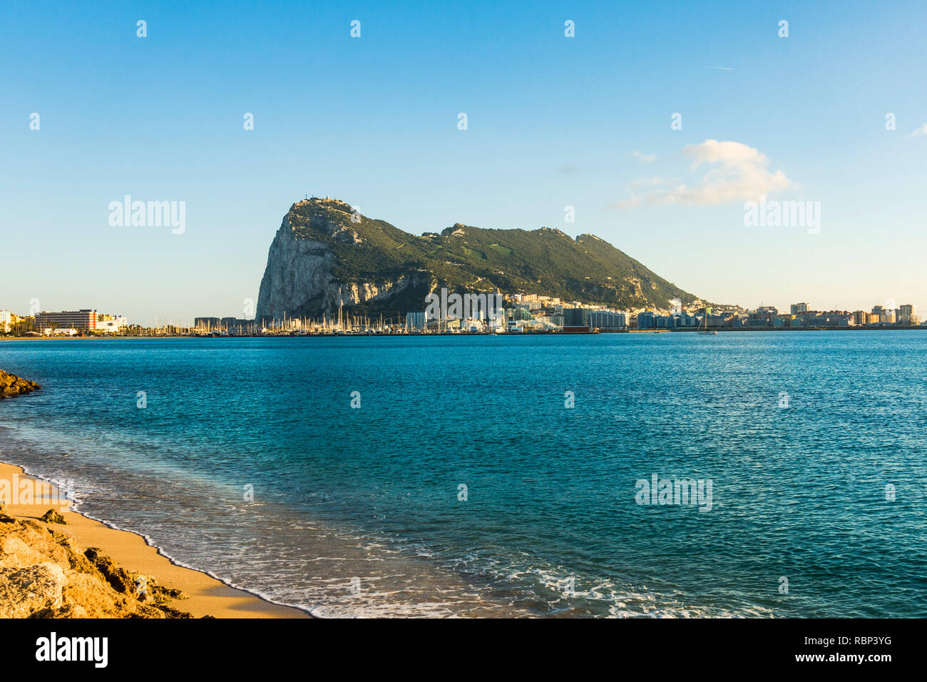 Gibilterra rock, Western faccia della rocca di Gibilterra dalla baia di Algeciras. Il rock britannico, Territorio di Oltremare, Gibilterra, Gib, UK. Foto Stock