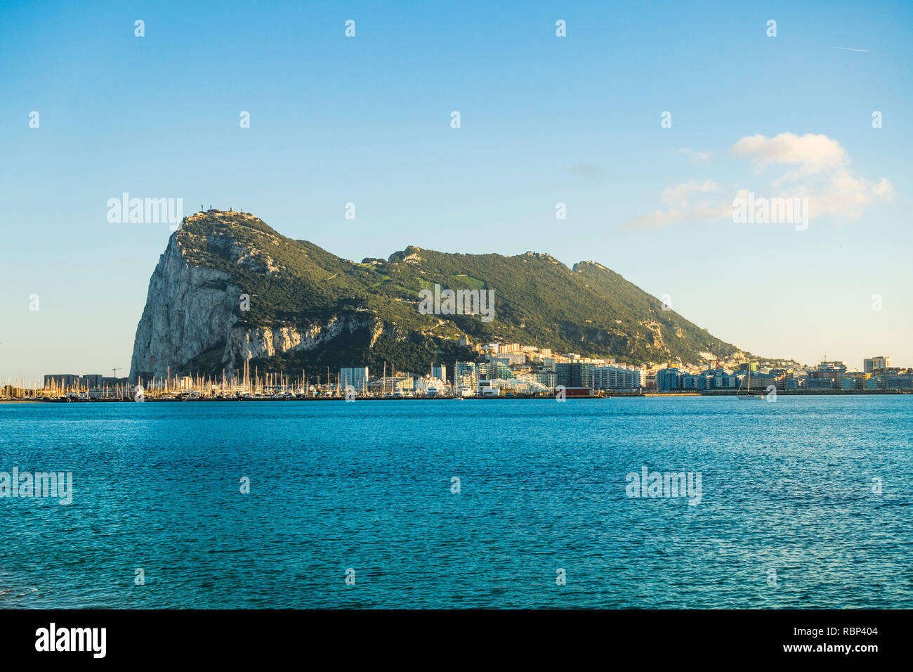 Gibilterra rock, Western faccia della rocca di Gibilterra dalla baia di Algeciras. Il rock britannico, Territorio di Oltremare, Gibilterra, Gib, UK. Foto Stock