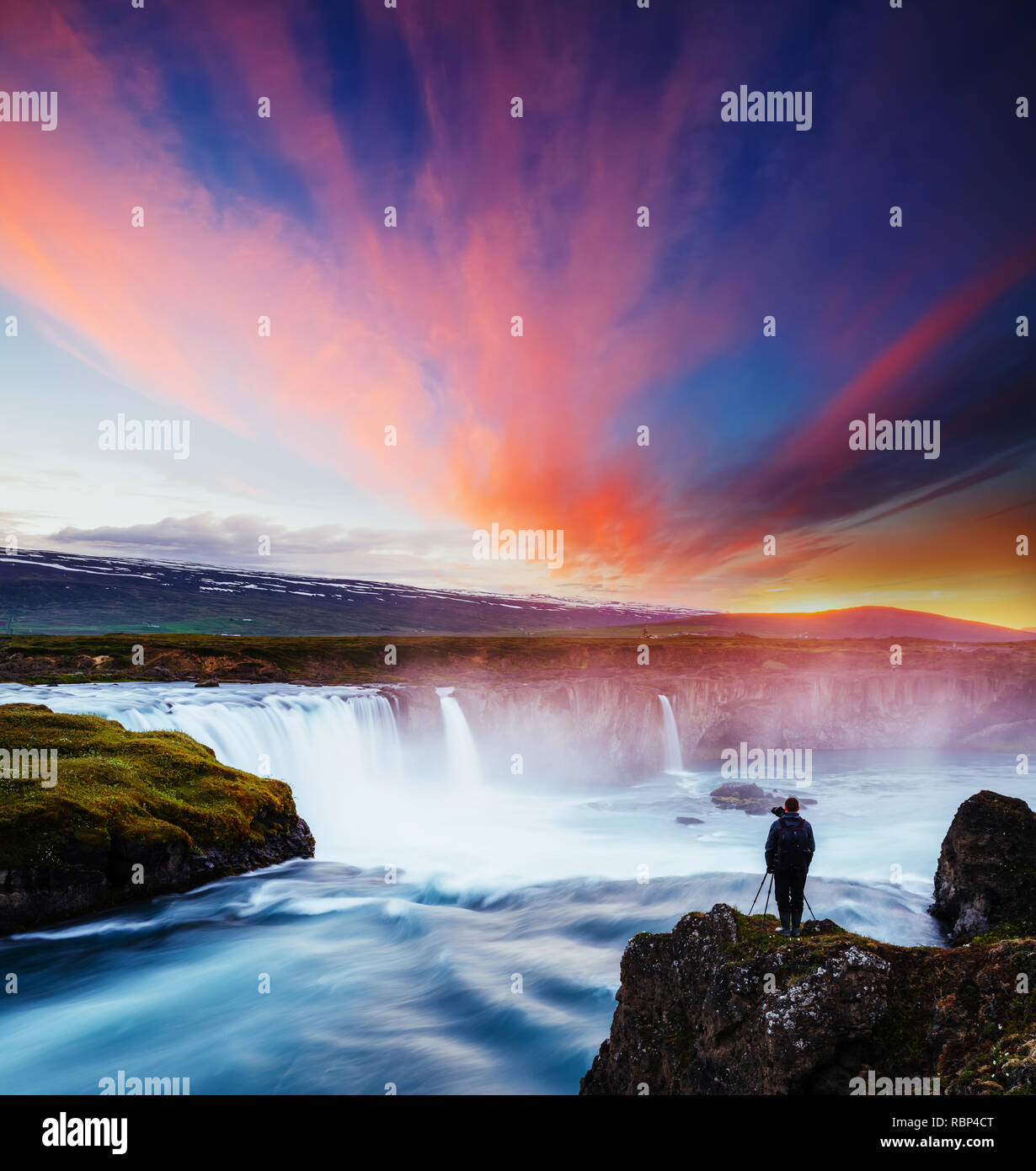 Grande rapido flusso di acqua potente Godafoss cascata. Popolare attrazione turistica. Drammatica e una stupenda scena. Ubicazione Posto Bardardalur valley, Skjal Foto Stock