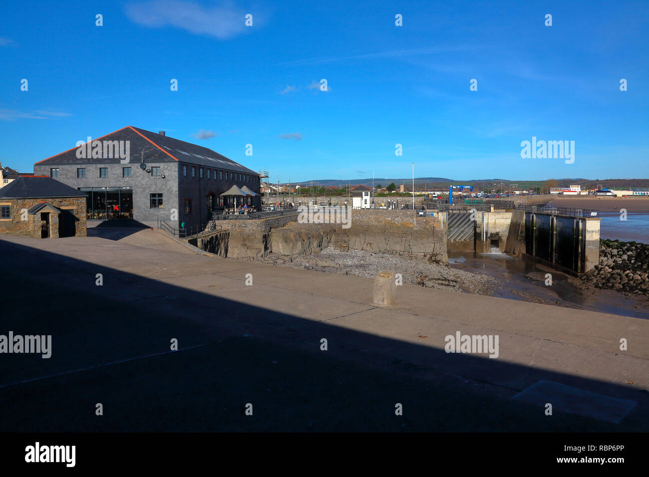 Il ristorante del Porto a Porthcawl del porto con la sabbia dorata della baia di sabbia e un piccolo porticciolo adiacente, serate fuori direttamente sul mare in Porthcawl Foto Stock