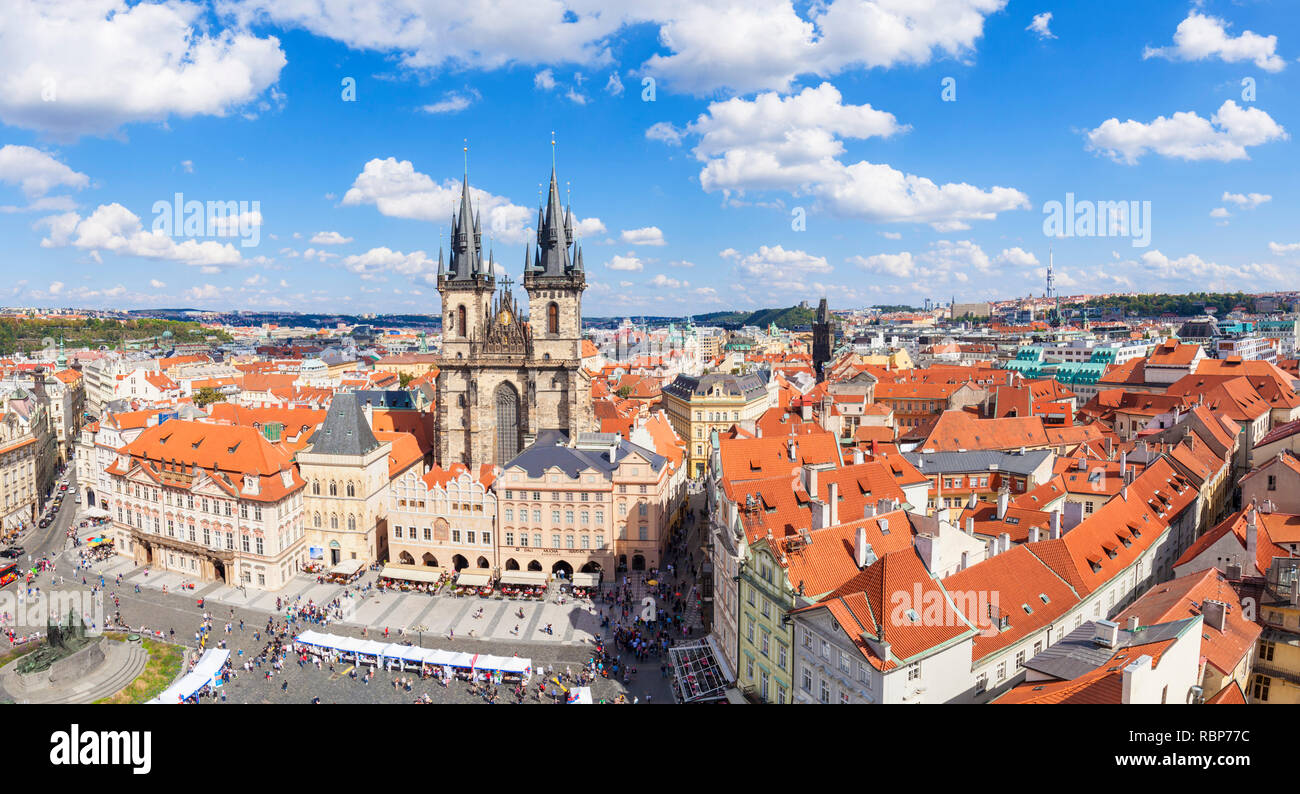 Prague Old Town Square Praga Staroměstské náměstí la chiesa di Nostra Signora di Tyn Staré Město praga repubblica ceca UE europa panorama Foto Stock