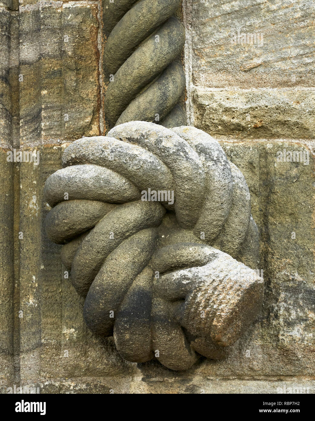 La pietra scolpita in corda e nodo sul National Wallace Monument, città di Stirling, in Scozia. Foto Stock