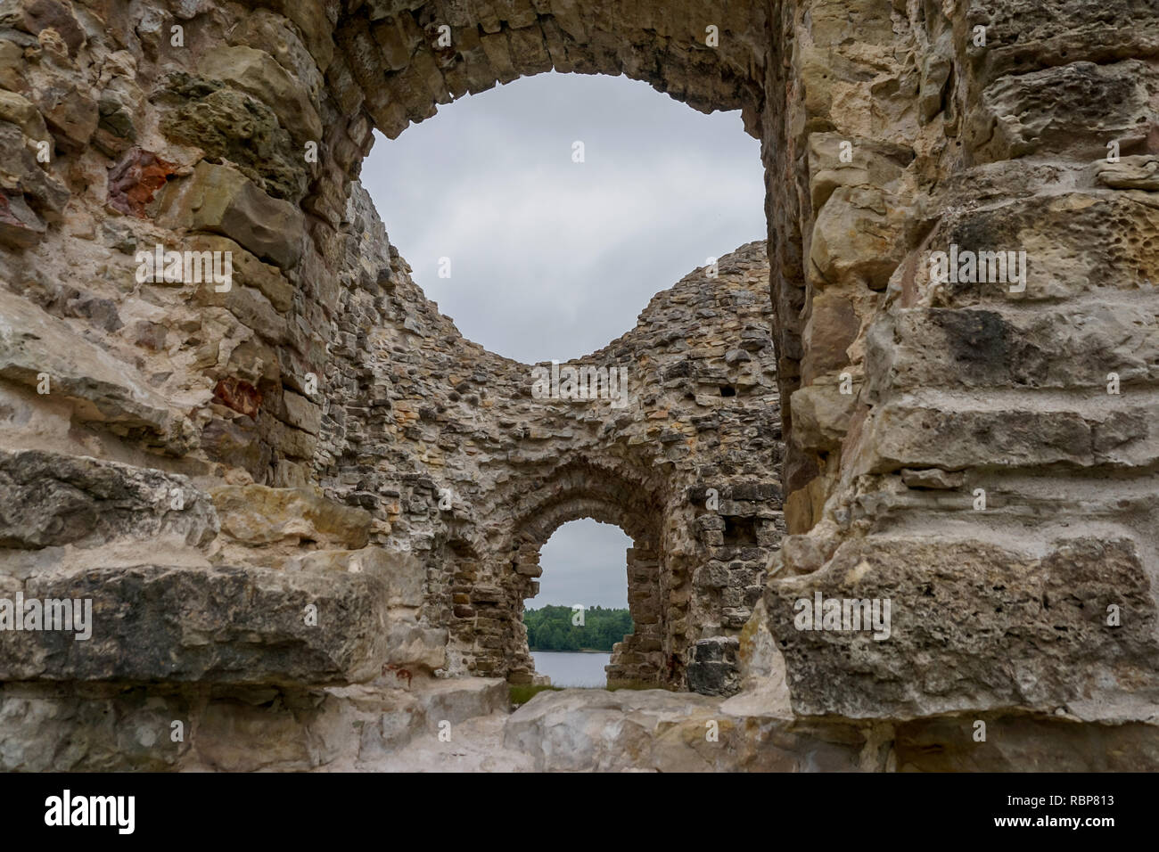 Koknese rovine del castello. Il lettone castelli medievali. Monumento archeologico di importanza nazionale. Il castello medievale di Koknese era un castello in pietra buil Foto Stock