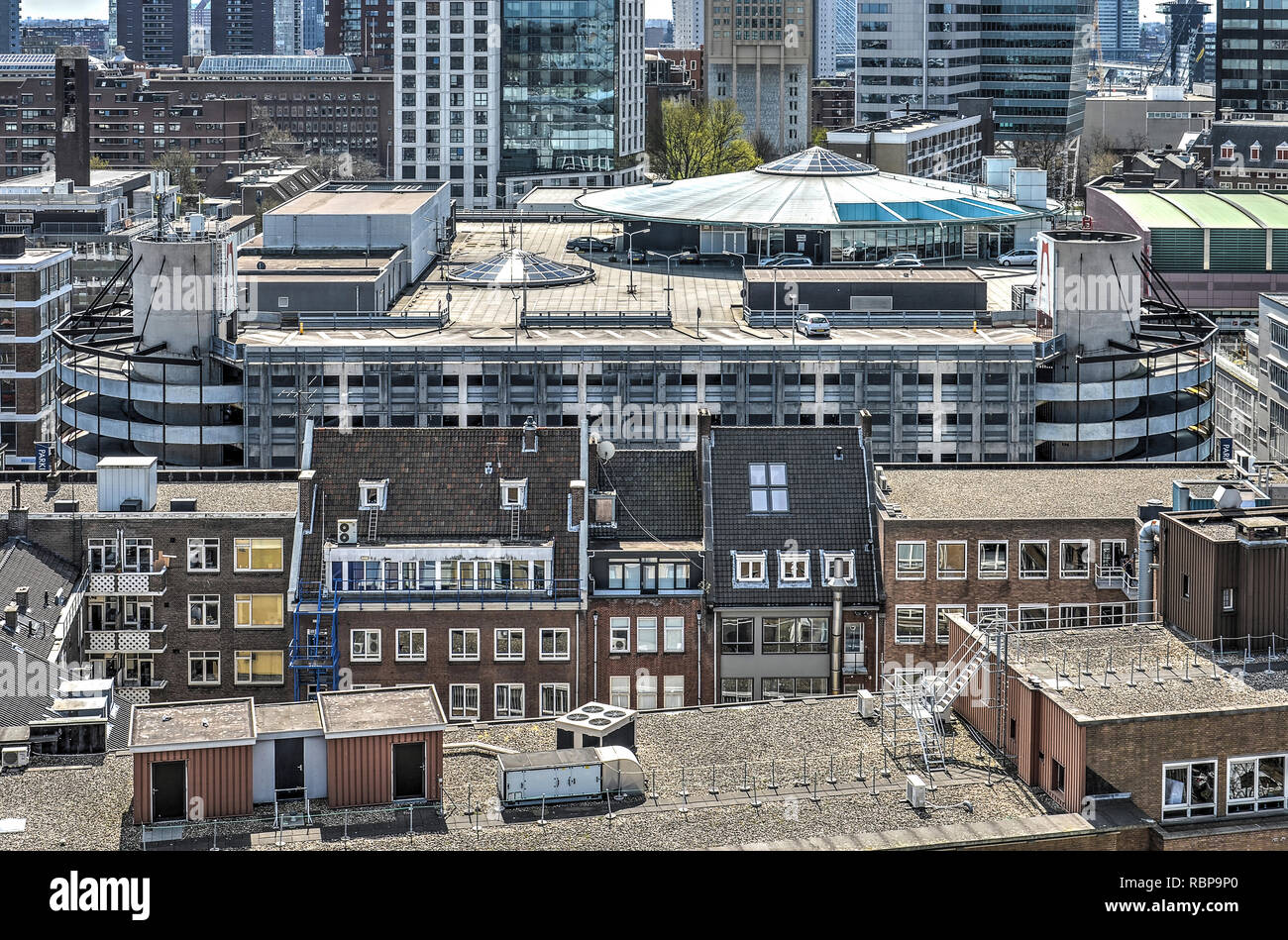 Rotterdam, Paesi Bassi, 18 Aprile 2015: downtown roofscape con piatto ghiaia-tetto coperto, tetti a falde inclinate con tegole e un tetto con parcheggio Foto Stock