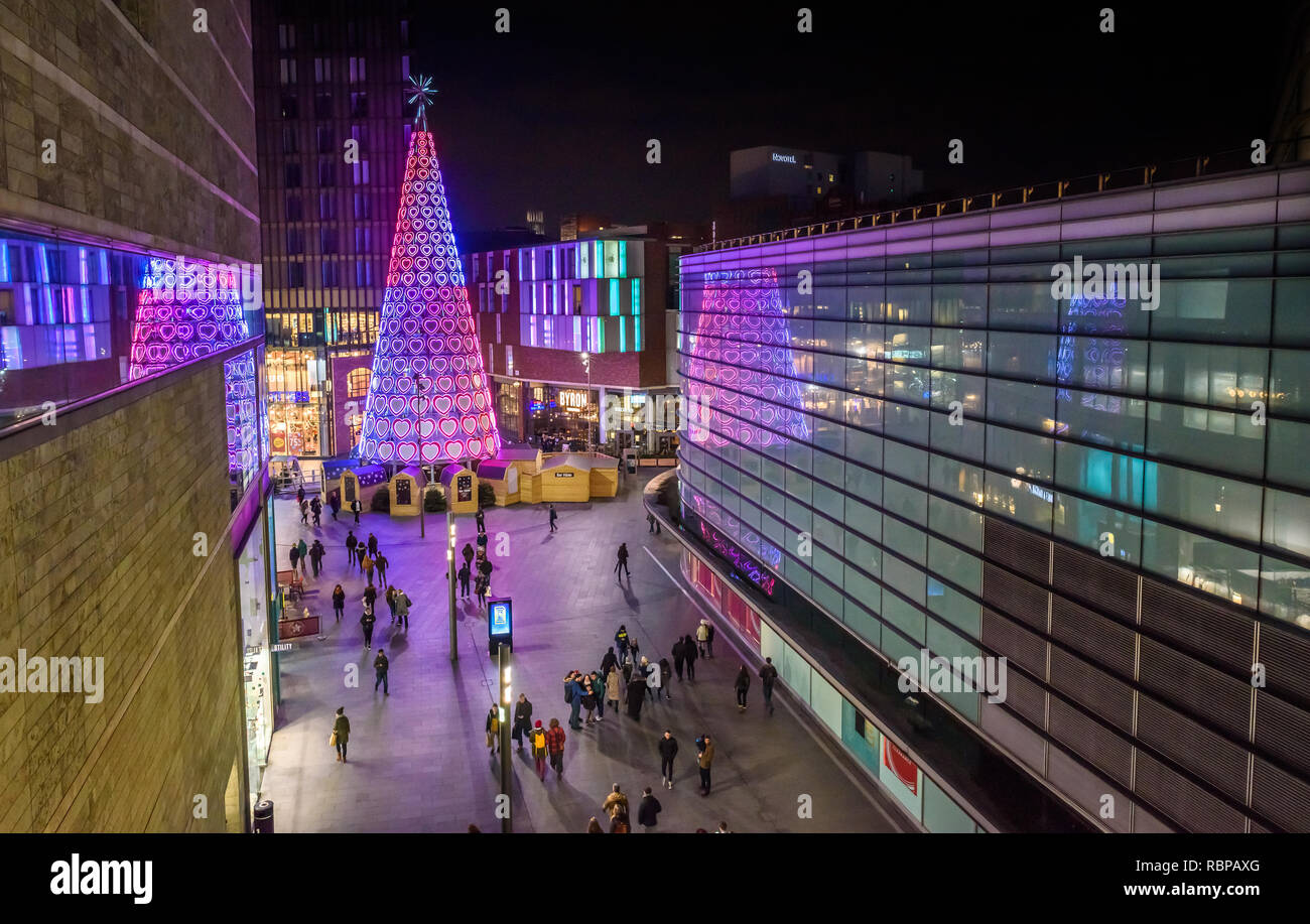 Illuminato gigantesco albero di natale a Liverpool One shopping centre, Merseyside, Inghilterra, Regno Unito. Foto Stock