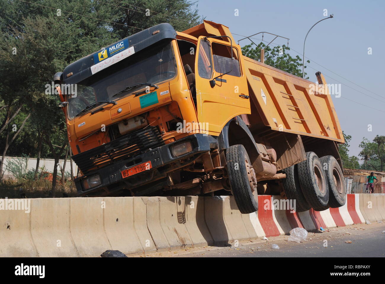 Un autocarro con pianale di scarico alta centrato su una barriera di cemento di Niamey, Niger, Africa Foto Stock