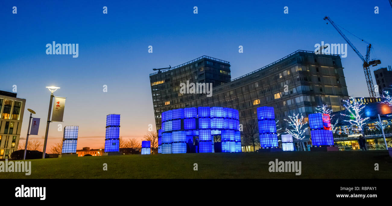 Polaris - l'installazione della luce contenente controllata dal calcolatore delle luci di LED di Mark Robinson al centro di Liverpool ONE shopping centre, Merseyside Foto Stock