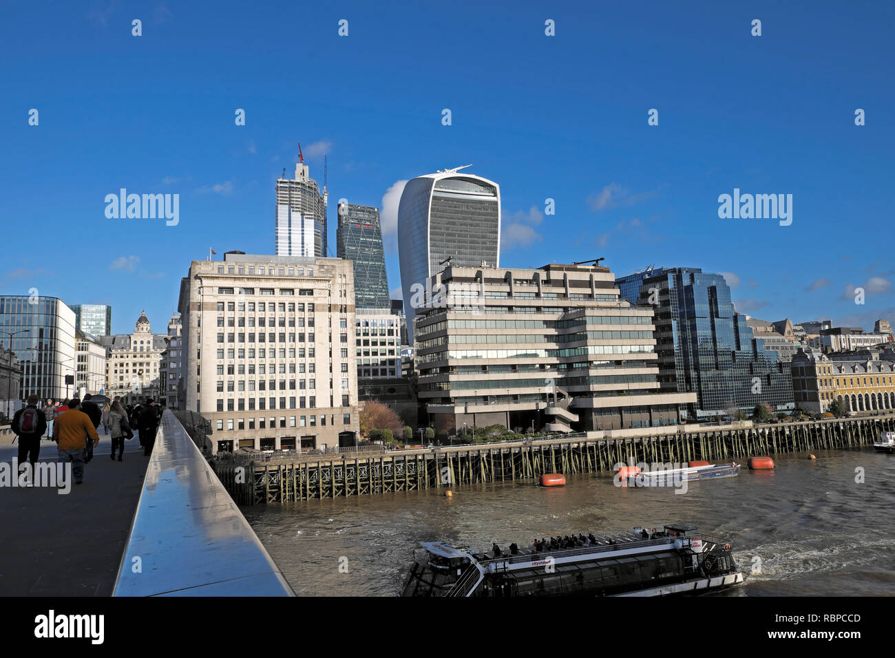 City of London grattacieli con cielo blu ed edifici vista sul fiume Tamigi dal Ponte di Londra Londra Inghilterra KATHY DEWITT Foto Stock