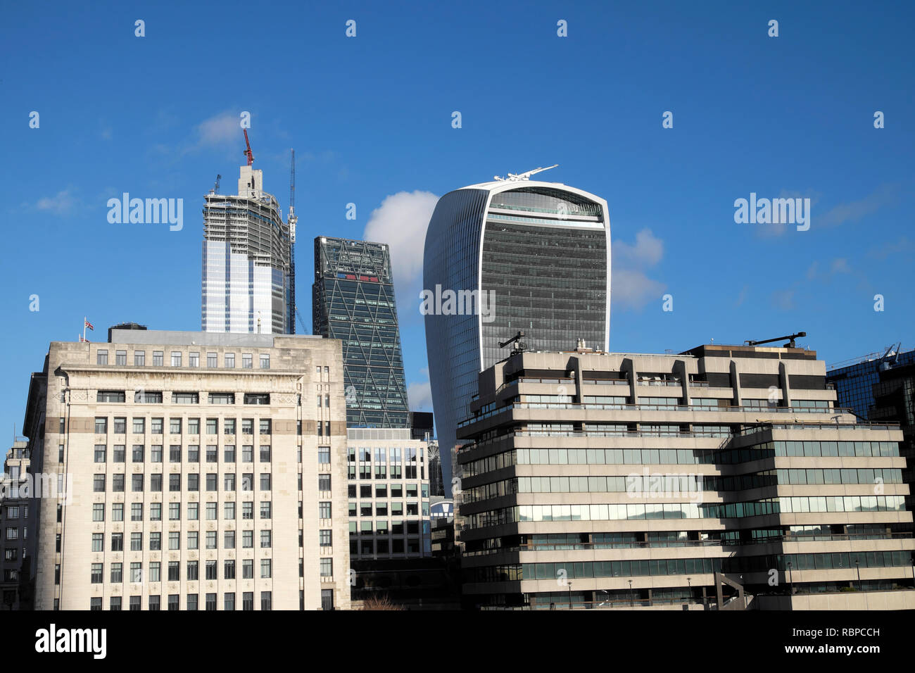 City of London grattacieli Leadenhall, walkie talkie building & gru edili vista dal Ponte di Londra Londra Inghilterra KATHY DEWITT Foto Stock