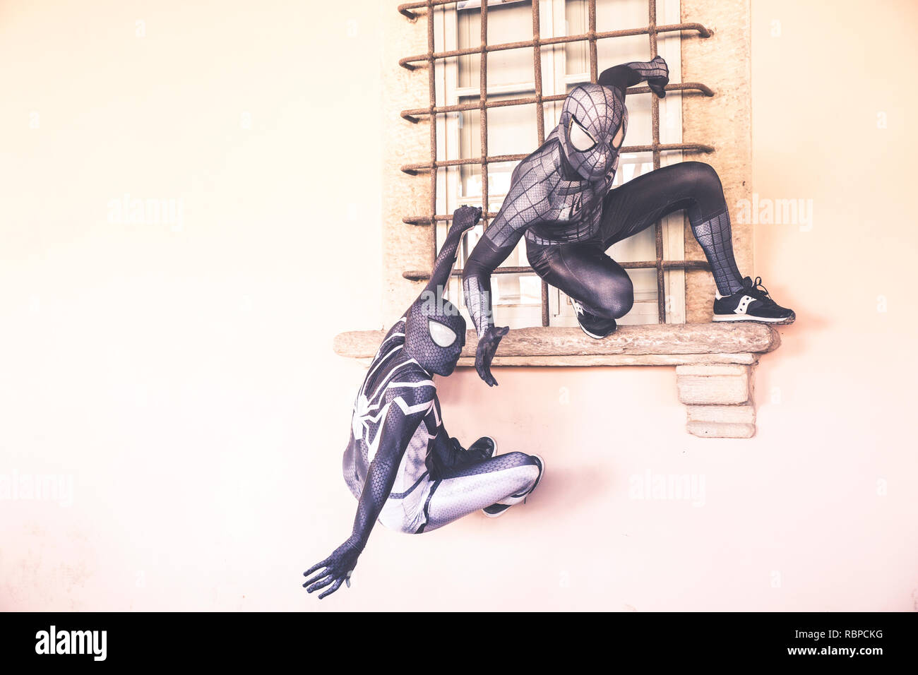 Lucca, Italia, 03/11/2018: due cosplayers dissimulata come Uomo Ragno effettuare arrampicate sulle pareti durante la festa di carnevale in Lucca Foto Stock