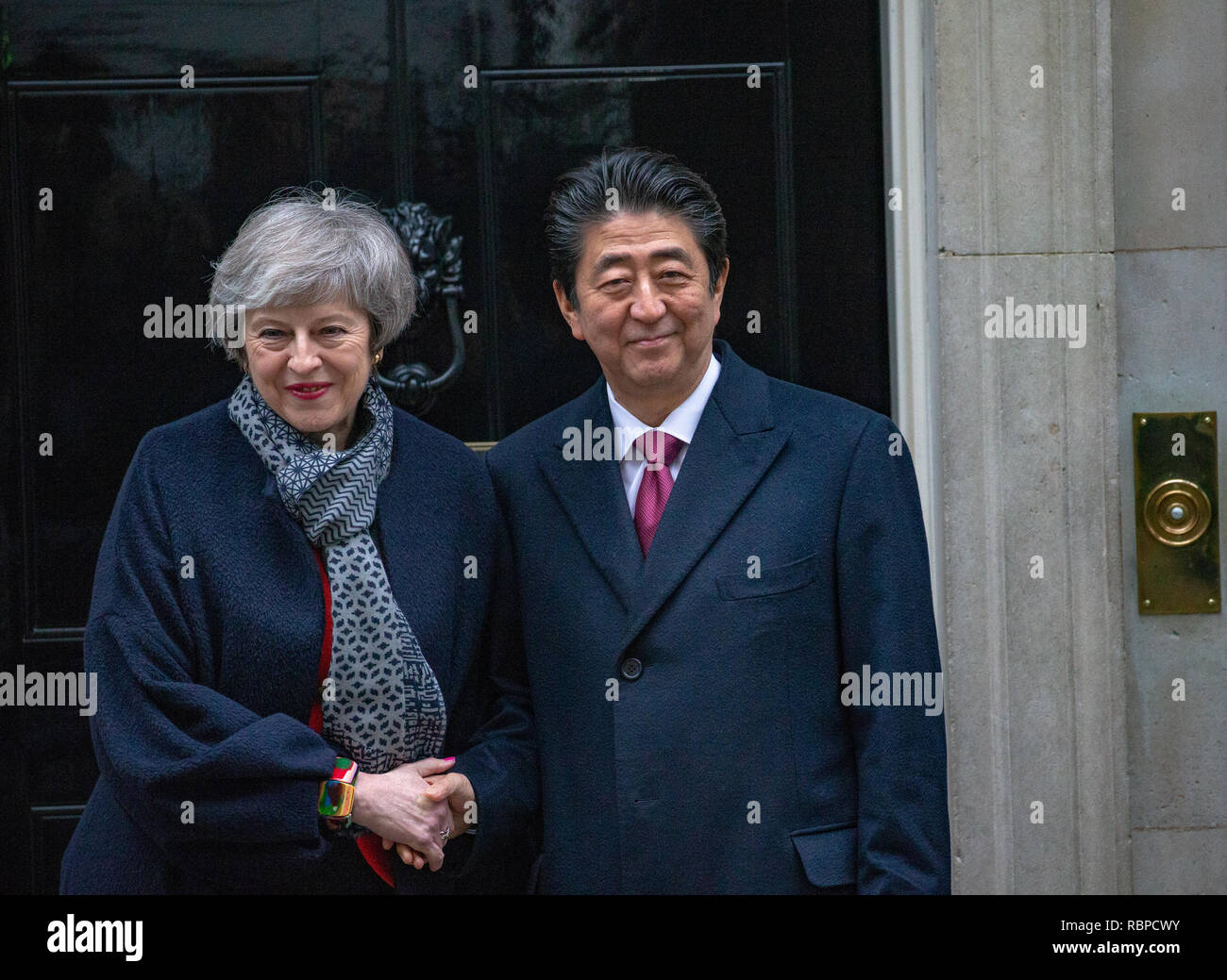 Theresa Maggio, il Primo ministro britannico, incontra Shinzo Abe, il Primo Ministro del Giappone, per colloqui al 10 di Downing Street. Foto Stock