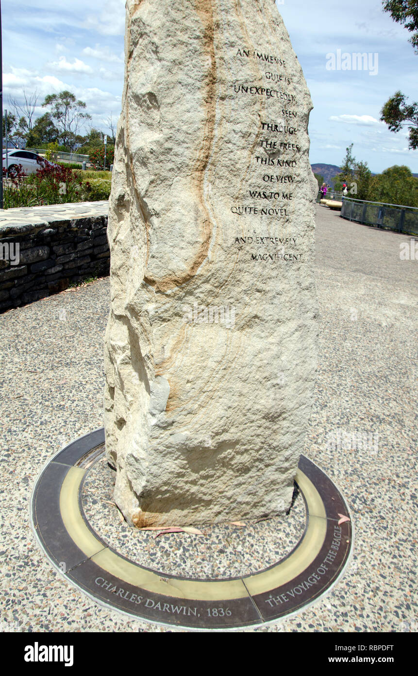 Un semplice rock in prossimità dell' ingresso principale per il Parco nazionale Blue Mountains commemora la visita nel 1836 del celebre naturalista Charles Darwin Foto Stock