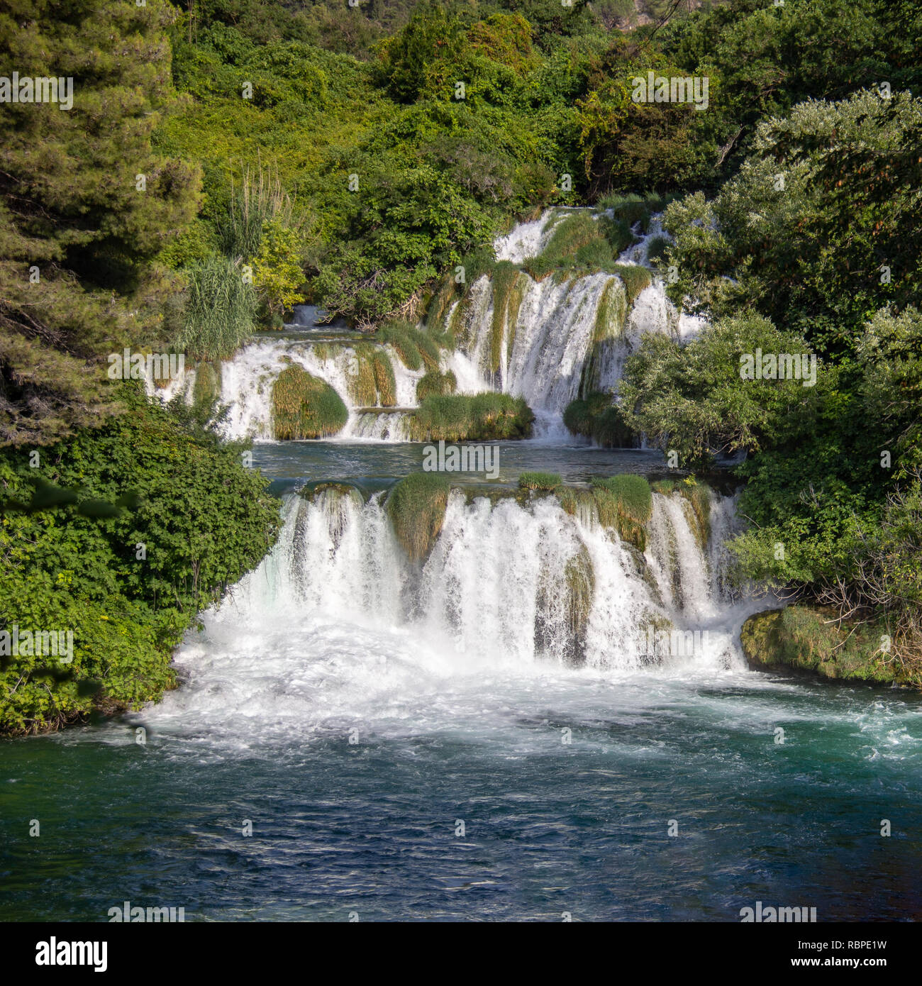 Multi-tiered cascata nel Parco Nazionale di Krka in Croazia Foto Stock