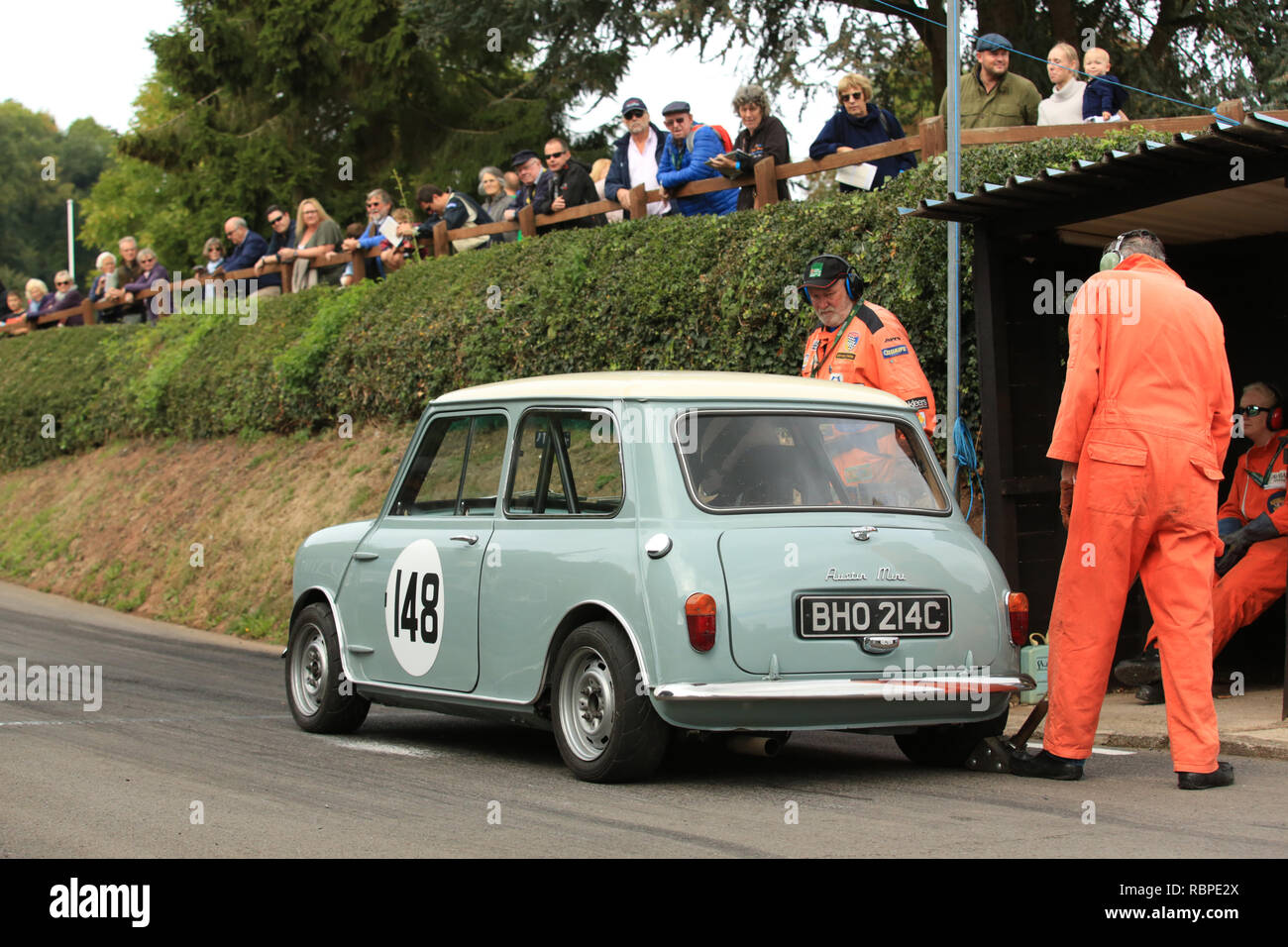 Un 1965 Austin Mini sulla linea di partenza a Shelsley Walsh hill climb, Worcestershire, Inghilterra, Regno Unito. Foto Stock