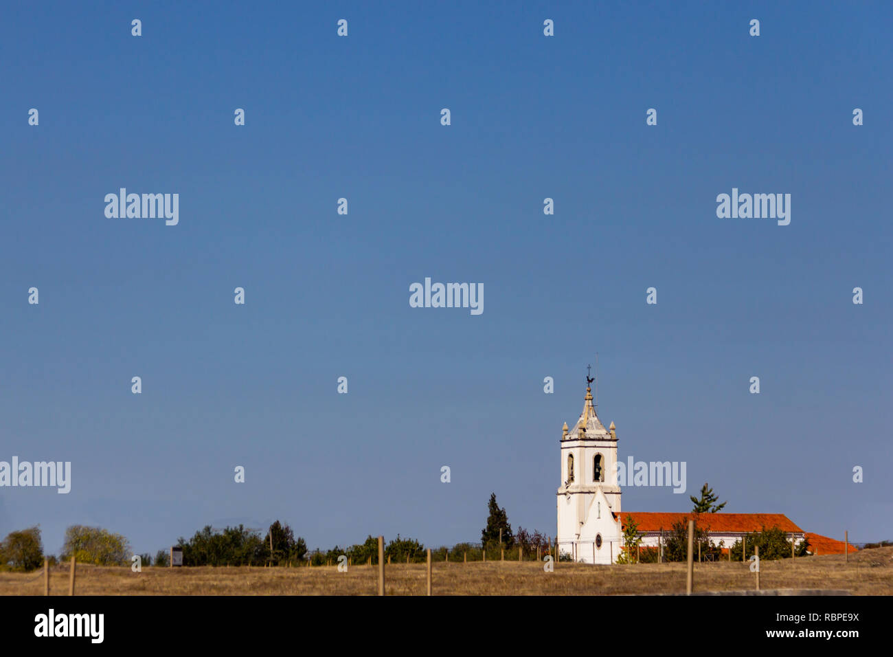 Una chiesa isolata nei pressi di Conimbriga in Portogallo sotto un cielo blu senza nuvole Foto Stock