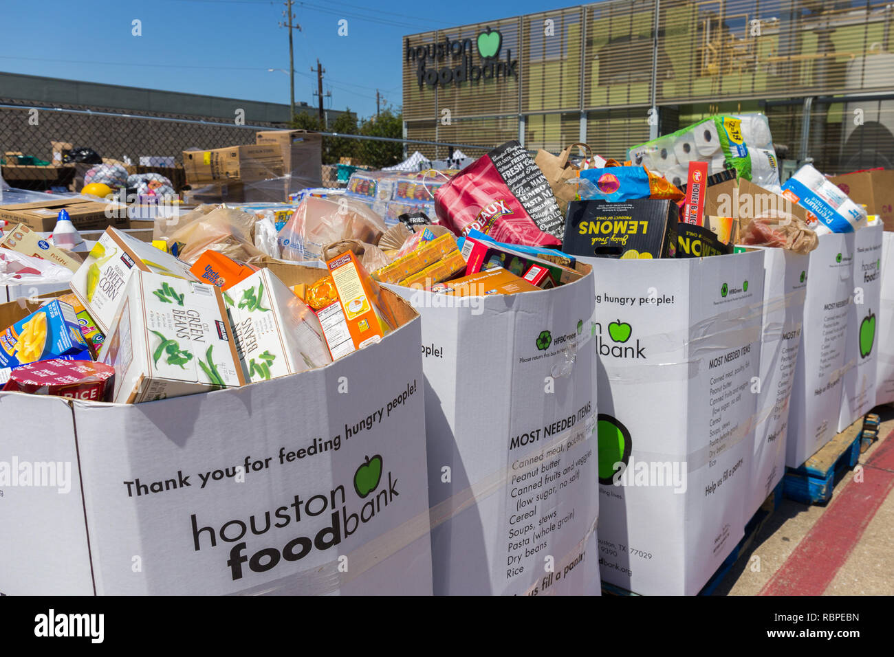 Houston, Texas - 7 Settembre 2017: Le associazioni di beneficenza locali e gli alimenti riposterie fornire cibo, medicine e forniture di base per gli individui e le famiglie nel bisogno du Foto Stock