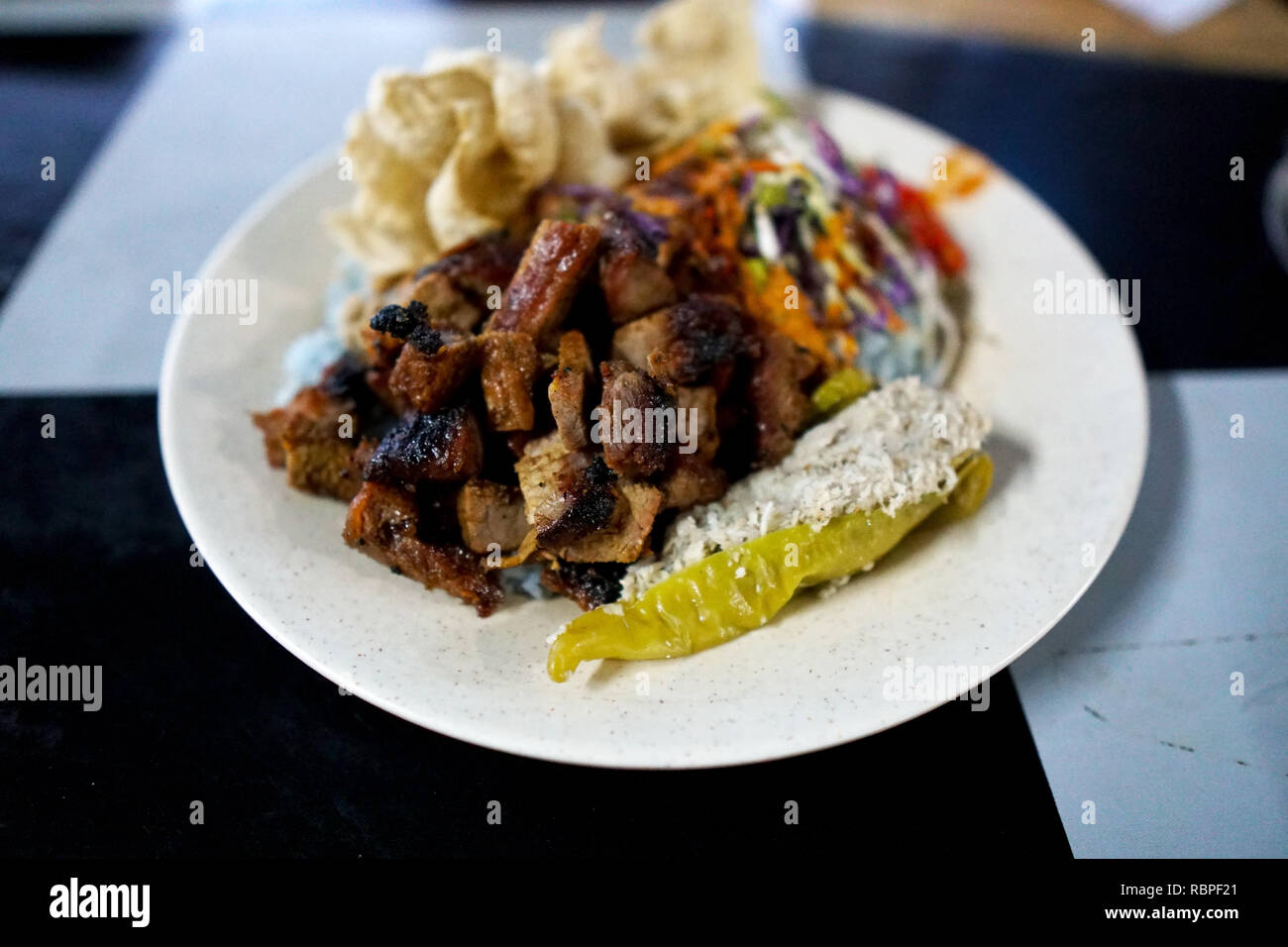 Nasi kerabu o nasi ulam, popolare Malay piatto di riso. Colore blu del riso derivante dai petali di butterfly-pea fiori. Tradizionale cibo malese, Foto Stock