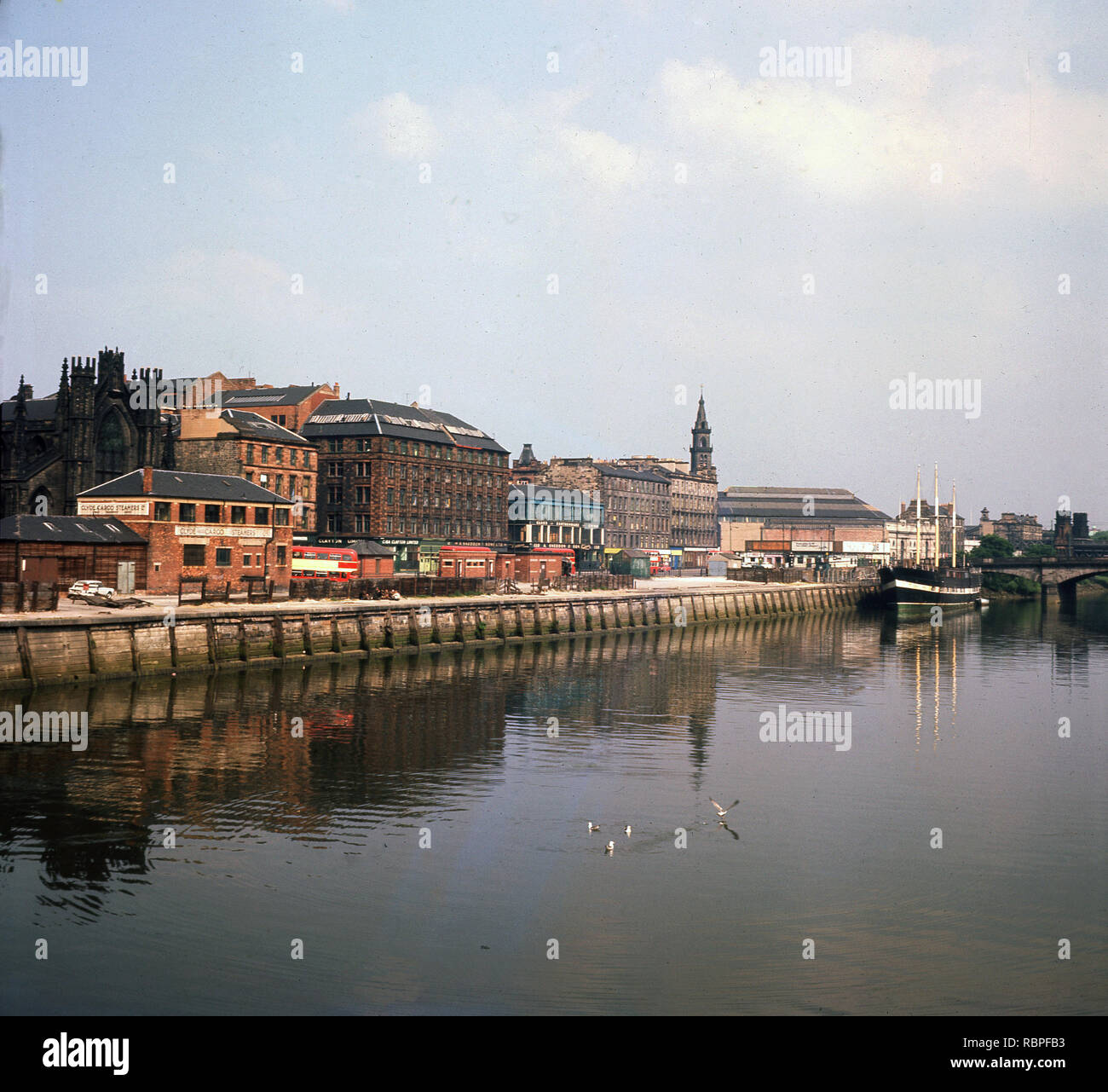 Anni sessanta, vista sul fiume Clyde e la città di Glasgow, Scotland, Regno Unito da tihis ser. Clyde vaporizzatori di carico può essere visto nella foto. Visto anche all'angolo estremo è il 1864 clipper ship, il Carrick, che è stato utilizzato dal Royal Naval Volunteer Reserve Club (RNVRC) ed è rimasto sul fiume Clyde fino al 1989 untile danneggiati dalle inondazioni. Il secondo fiume più lungo in Scozia la Clyde è stata importante per il settore della costruzione navale e di scambi nell'impero britannico. Foto Stock