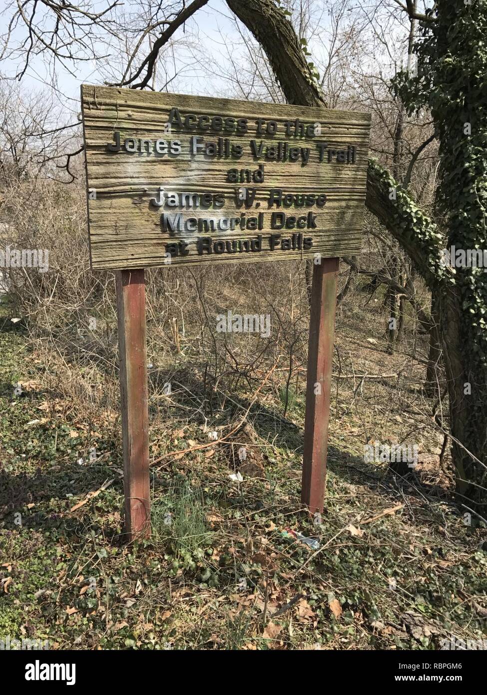 "L'accesso all'Jones Falls Valley Trail e James W. Rouse Memorial coperta a turno cade' segno, Wyman Park Drive e East Coast Greenway, Baltimore, MD 21211 (33503199171). Foto Stock