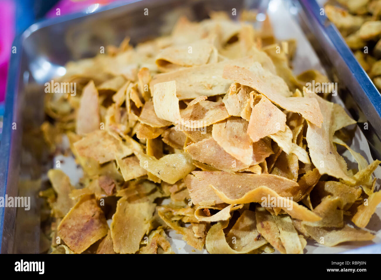 Preparati freschi deepfried malese strisce vegetali servita sul mercato notturno locale sull'isola di Langkawi. Tradizionali asiatici cucina fatta di ingredie fresco Foto Stock