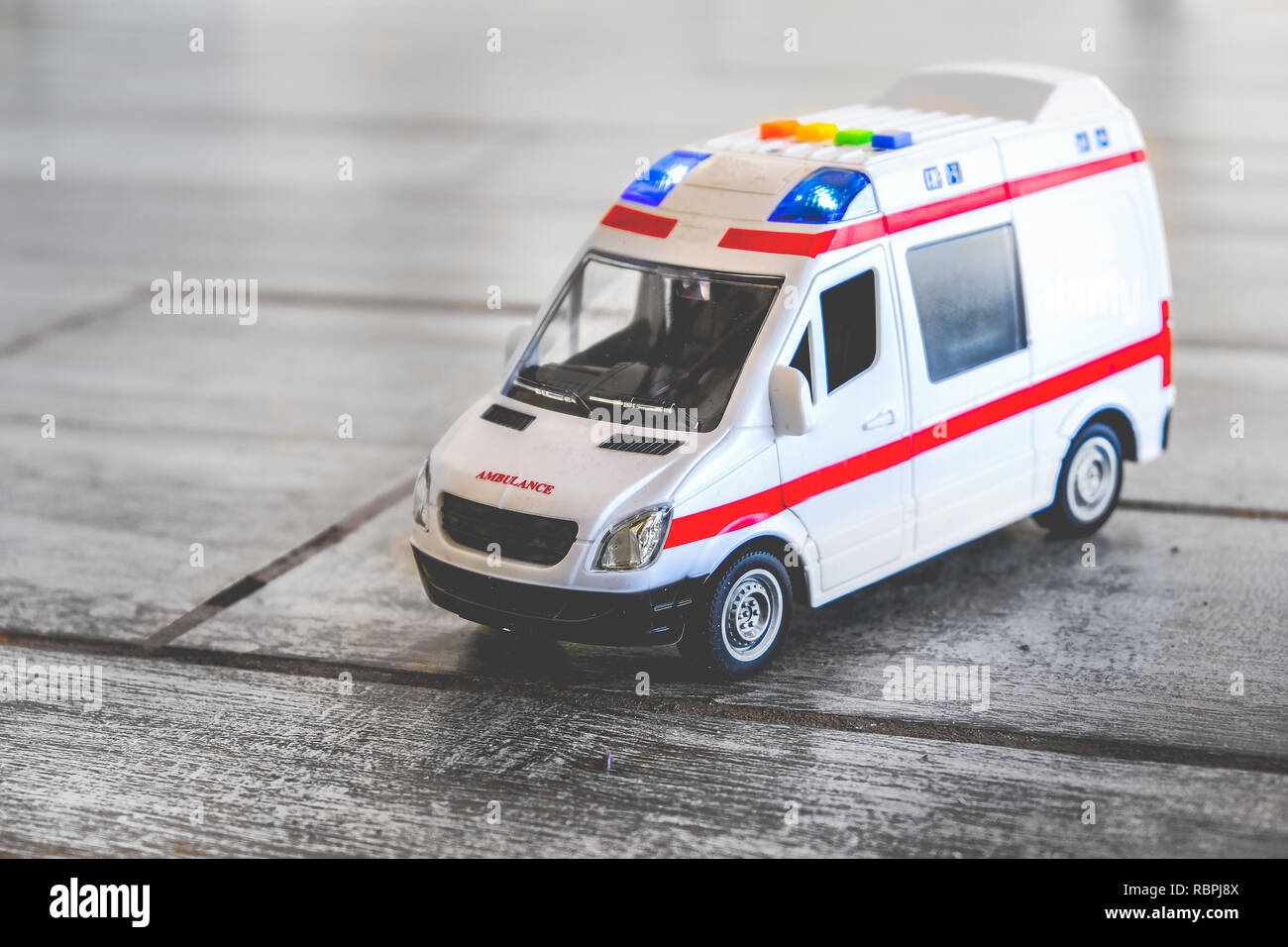 Ambulanza giocattolo sfondo cure mediche sirene del veicolo luci blu Foto Stock