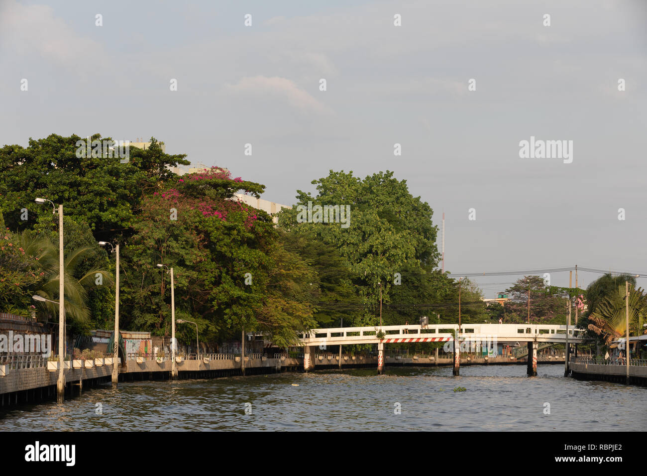 Oriente Occidente khlong in Bangkok. Foto Stock