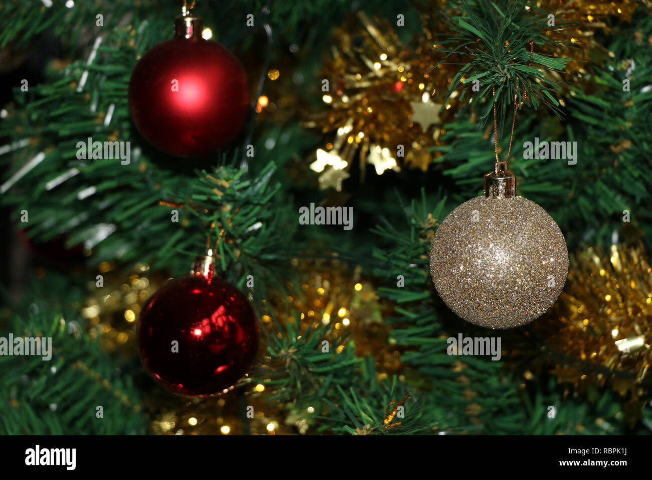 Le decorazioni di Natale Baubles & Santa Teddy Foto Stock