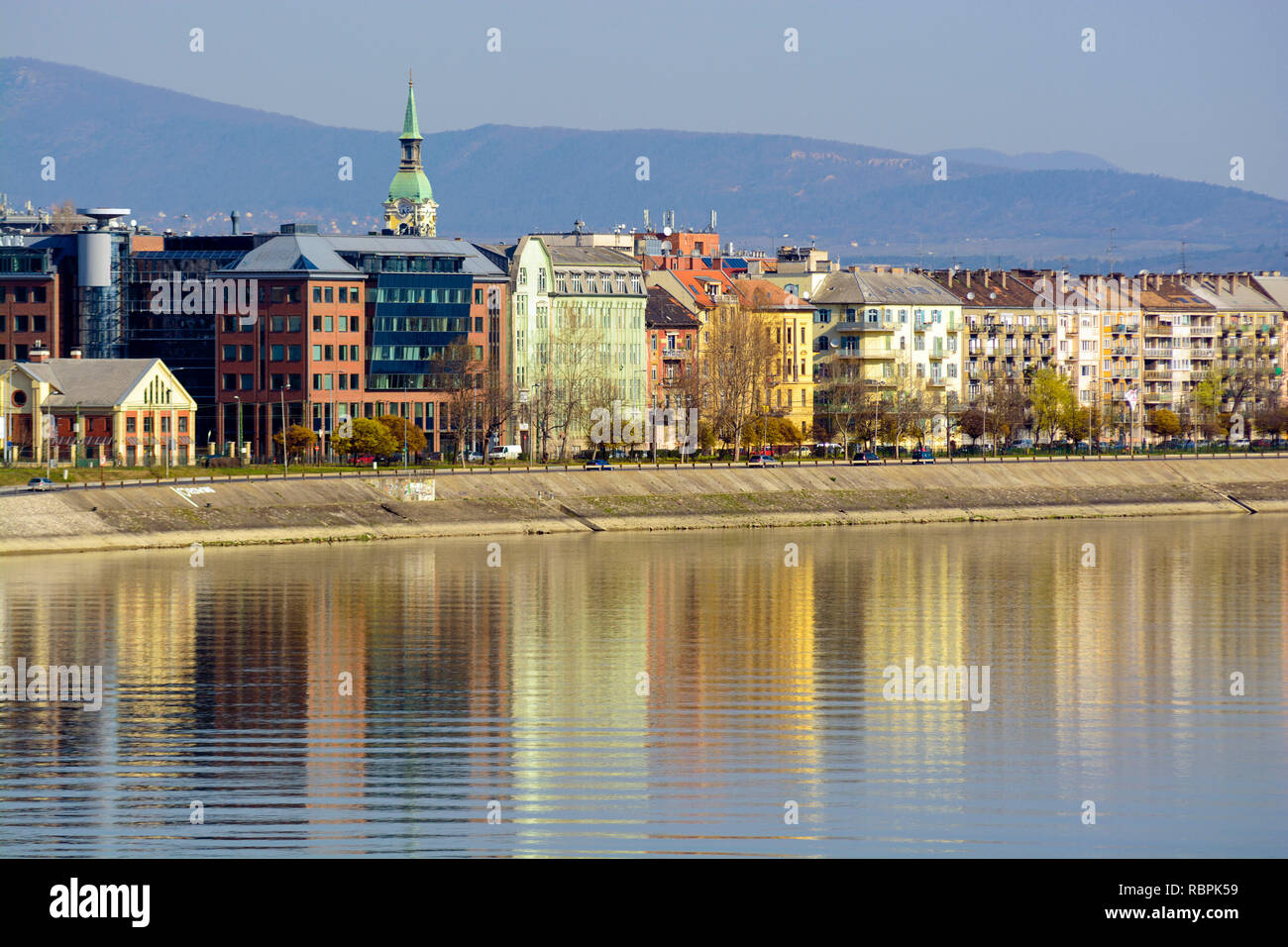 Il lungofiume di Buda di Budapest con vecchie case riflettendo in un fiume Foto Stock