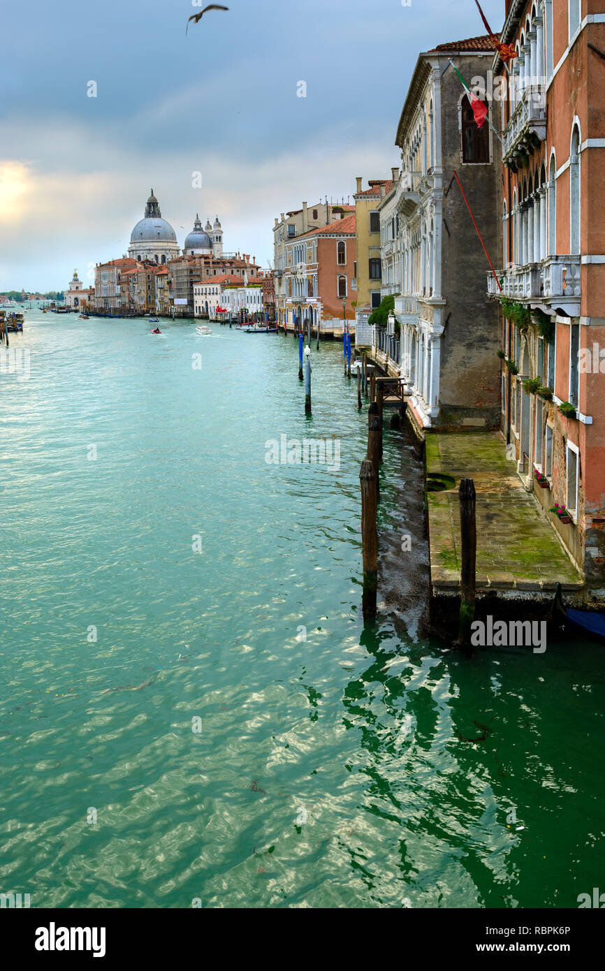 Dal Molo presso vecchia casa in Grand Canal, Venezia Foto Stock