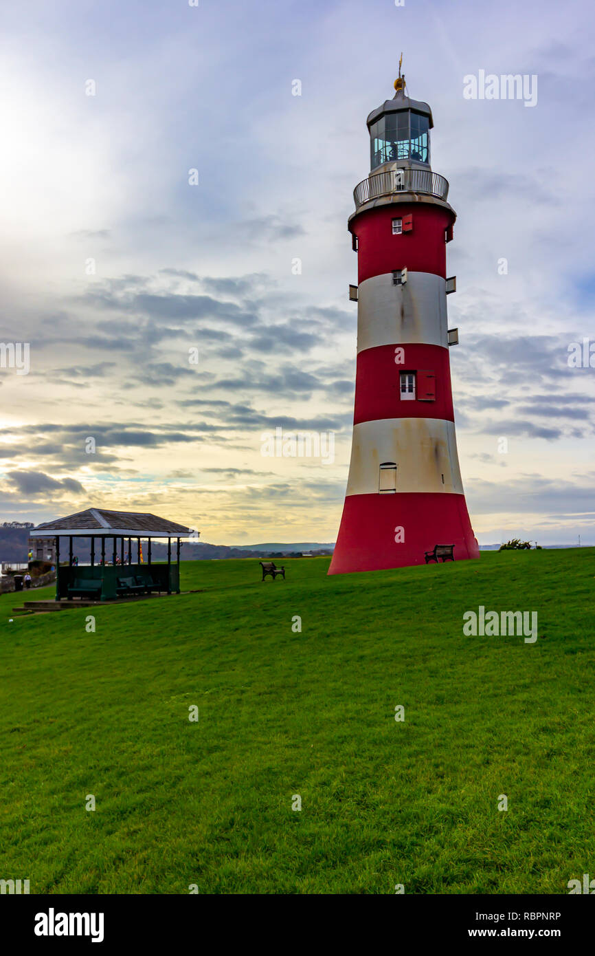 Smeaton's Tower sotto un colorato cielo drammatico. Si tratta di un prominente punto di riferimento nel Parco Hoe, Plymouth, Inghilterra Foto Stock